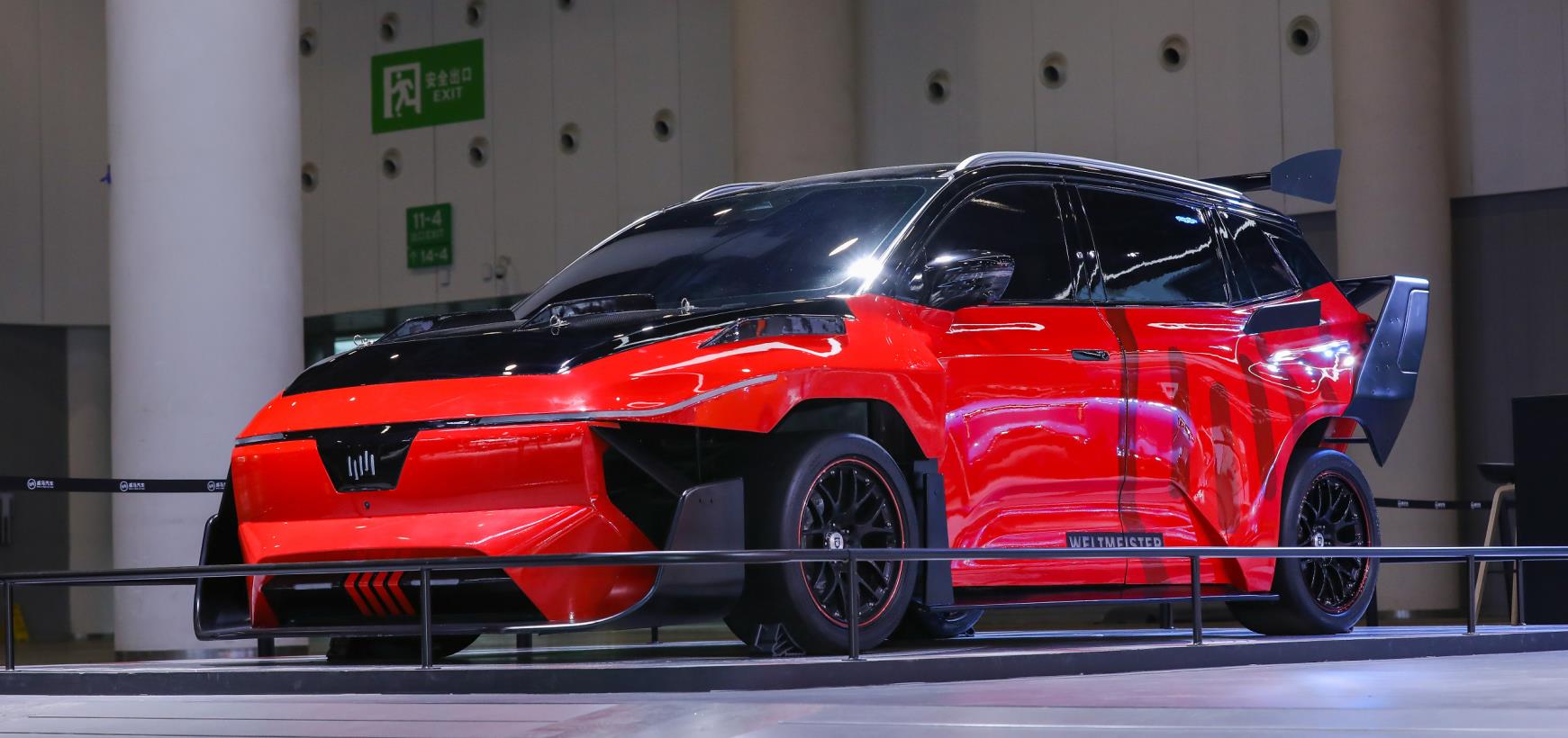 全新威马W6 520km ACE极智版和性能四驱版亮相成都车展!-新车资讯-新能源情报分析网